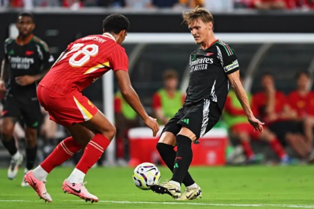 Jarell Quansah ngăn cản Martin Odegaard.