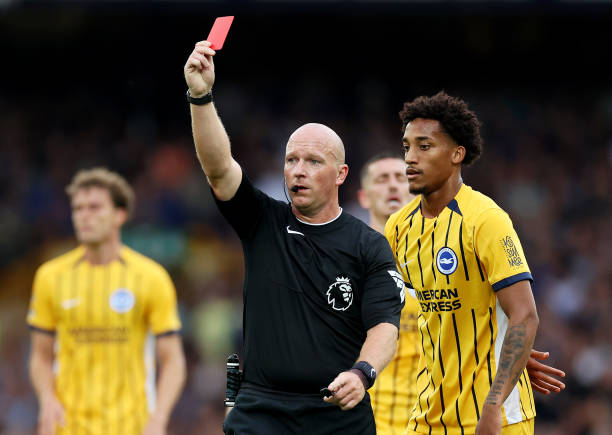 Bước sang hiệp hai, tấm thẻ đỏ của Ashley Young ở phút 66 đã đưa Everton rơi vào thế khó, và sau cùng thì họ phải nhận thảm bại với tỷ số 0-3 chung cuộc.