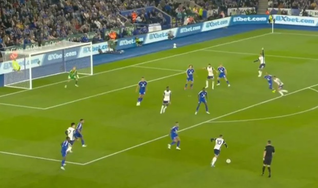 Hậu vệ Tottenham bất ngờ xâm nhập vòng cấm.