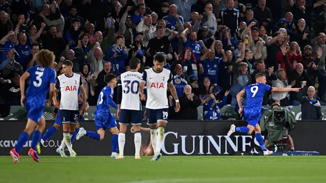 Vardy tỏa sáng giúp Leicester giành 1 điểm.