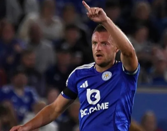 Jamie Vardy đã cứu vãn được một điểm cho Leicester City trong trận hòa 1-1 với Tottenham. Vardy ăn mừng khi ghi bàn vào lưới Tottenham.