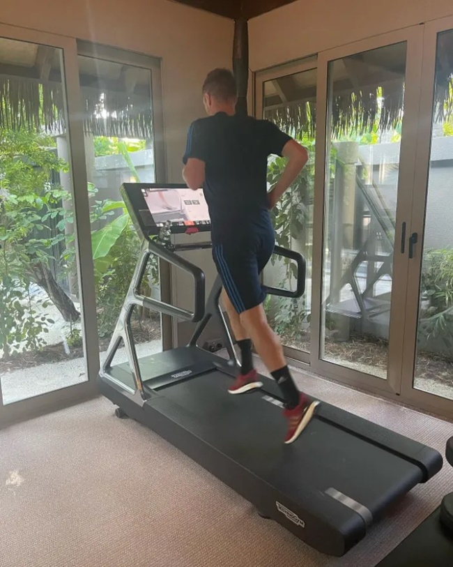 Khi nói đến việc duy trì thể lực, Vardy không đụng đến tạ nặng. Anh ưu tiên chạy bộ trên máy.