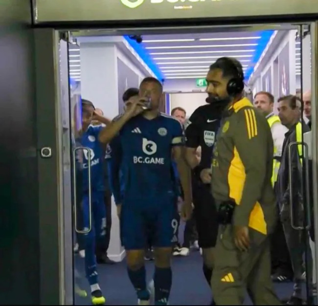 Vardy được phát hiện đang uống một lon Red Bull trong đường hầm vào giờ nghỉ giải lao.
