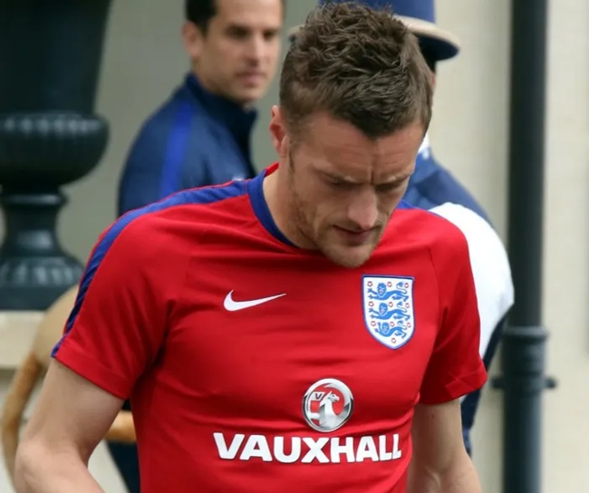 Năm 2016, khi đang làm nhiệm vụ cho đội tuyển Anh, Vardy đã được phát hiện cầm theo một lon Red Bull.
