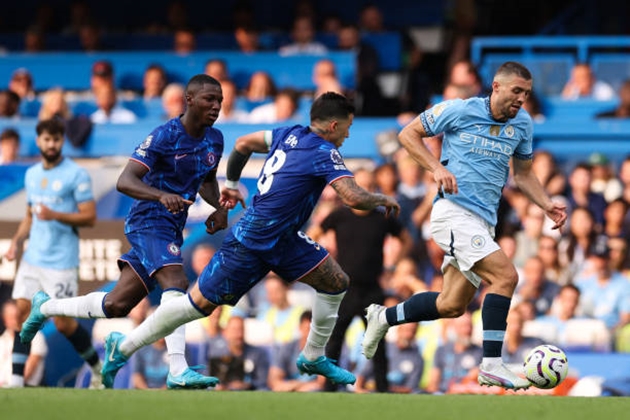 Kovacic dễ dàng cượt qua Enzo.