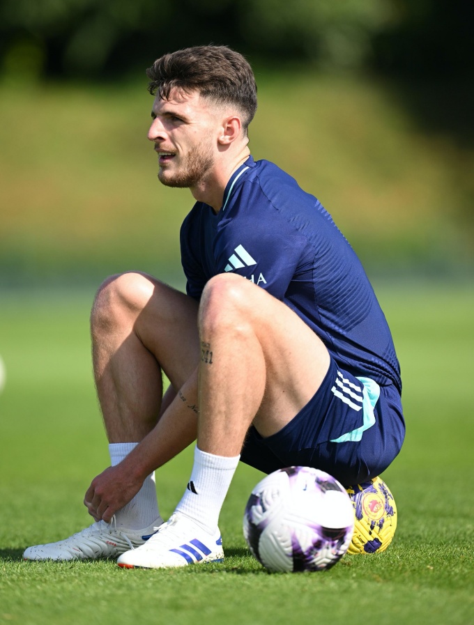Đã có những nghi ngờ về tình trạng của Declan Rice ở trận thắng Wolves. Dù vậy, tiền vệ này vẫn ổn và ra sân tập luyện bình thường.