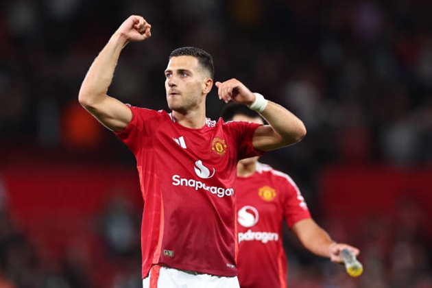 Erik ten Hag sẽ đặt trọn niềm tin vào hai cái tên Noussair Mazraoui và Diogo Dalot.