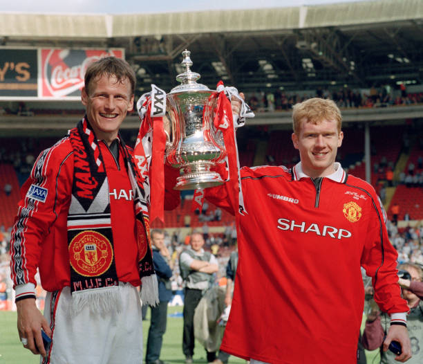 Sheringham (bên trái) nâng cúp vô địch FA Cup 1999.