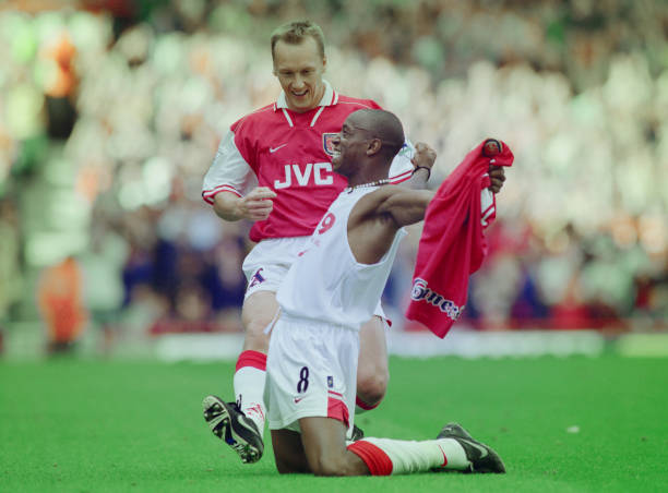 Ian Wright ăn mừng bàn thắng trong màu áo Arsenal.