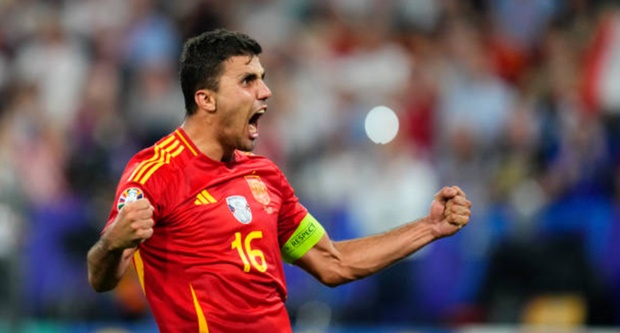 Man City muốn trói chân Rodri.