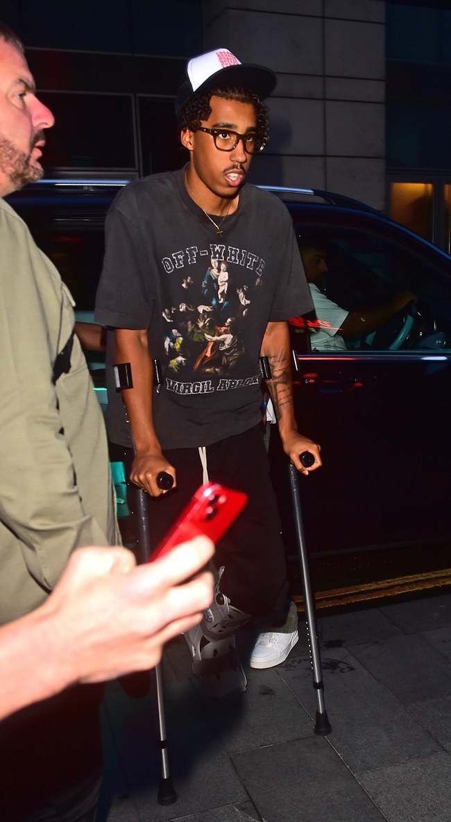 Trong đó, Yoro chống nạng di chuyển rất khó khăn. Anh dự kiến nghỉ thi đấu 3 tháng.