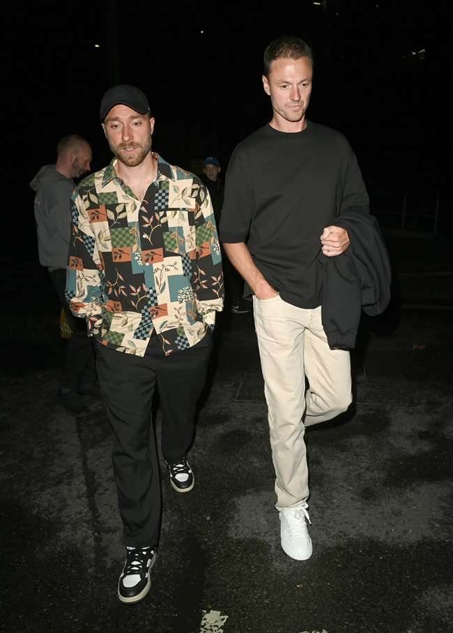 Marcus Rashford, Casemiro, Victor Lindelof và Jonny Evans hẳn đã đến cùng một stylist khi họ mặc áo sơ mi đen và quần dài sáng màu.