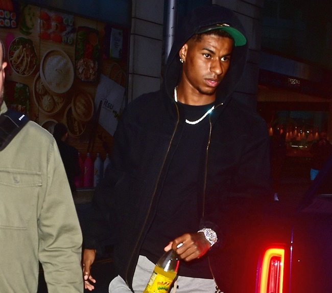 Rashford trang bị đầy đủ phụ kiện hơn hẳn các đồng đội, từ nón, đồng hồ, bông tai và dây chuyền.