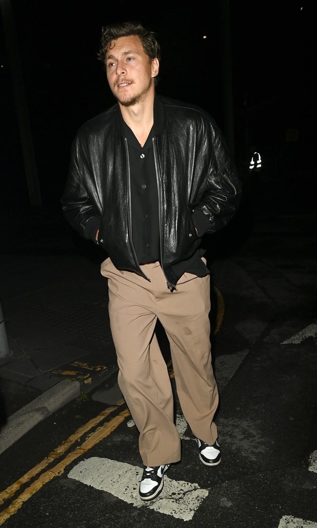 Lindelof là người thứ tư kết hợp áo sơ mi đen với quần sáng màu.