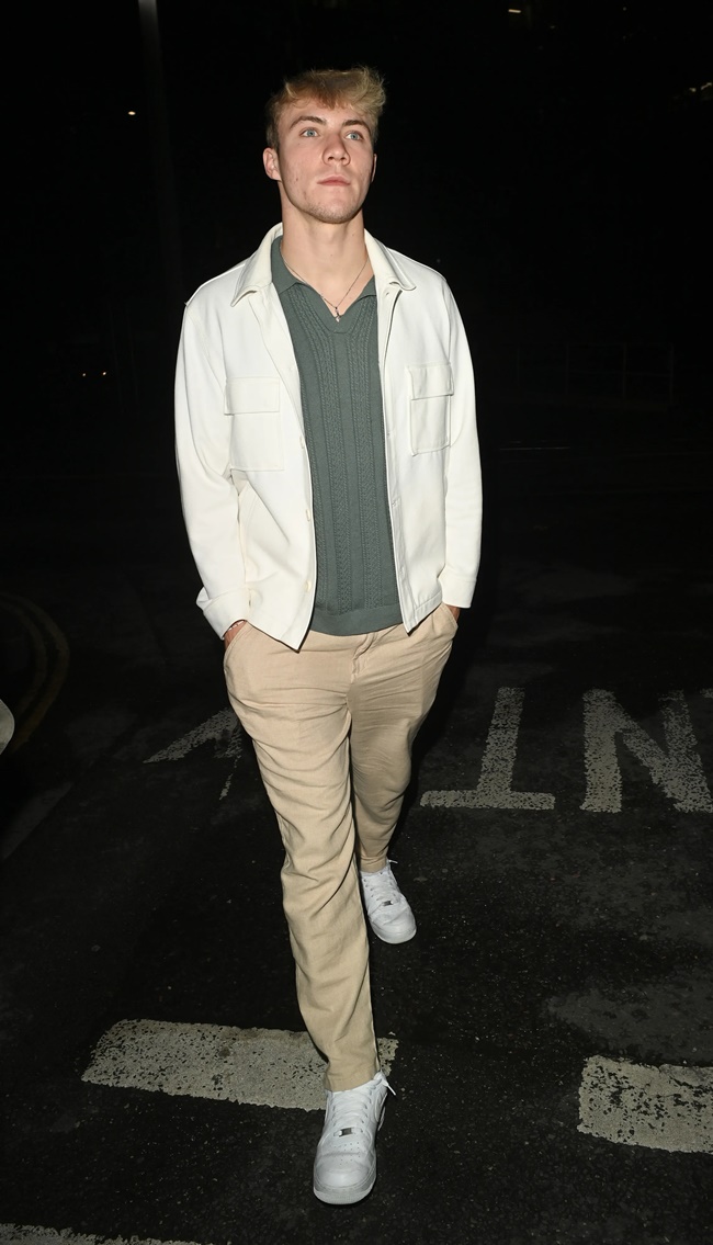 Rasmus Hojlund trông thật bảnh bao trong bộ đồ của mình.