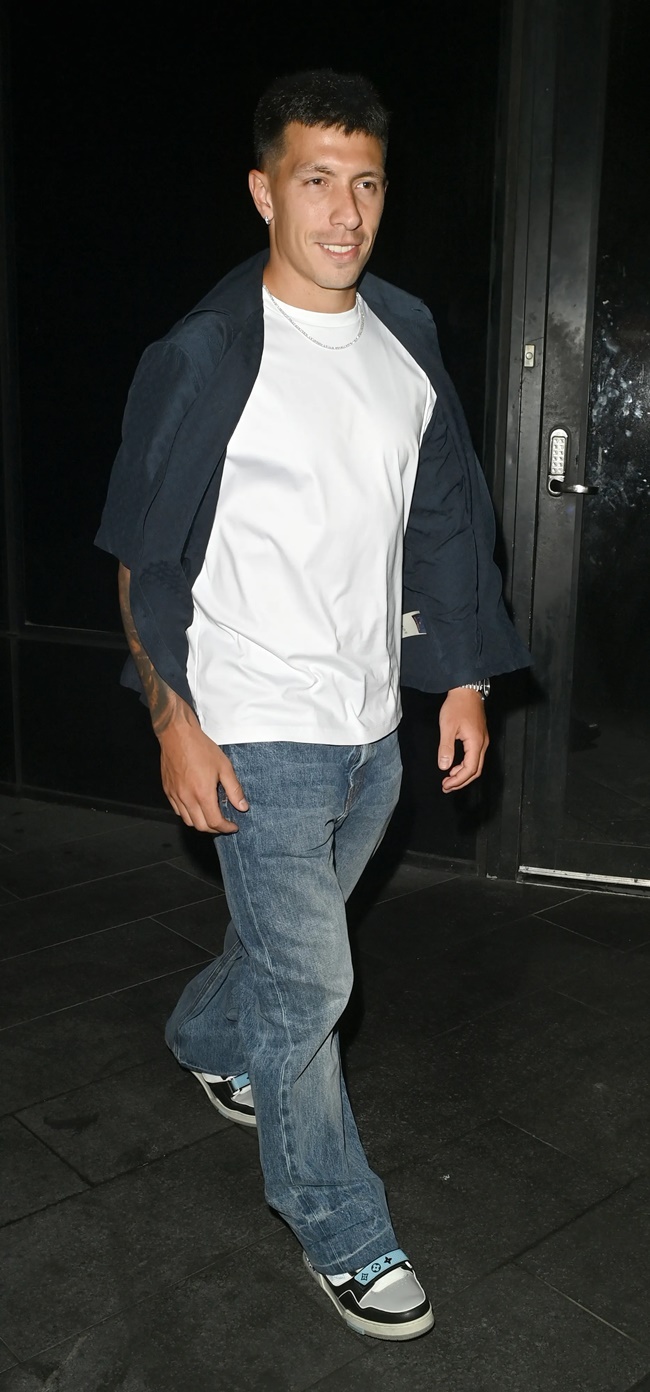 Lisandro Martinez tươi cười rạng rỡ.