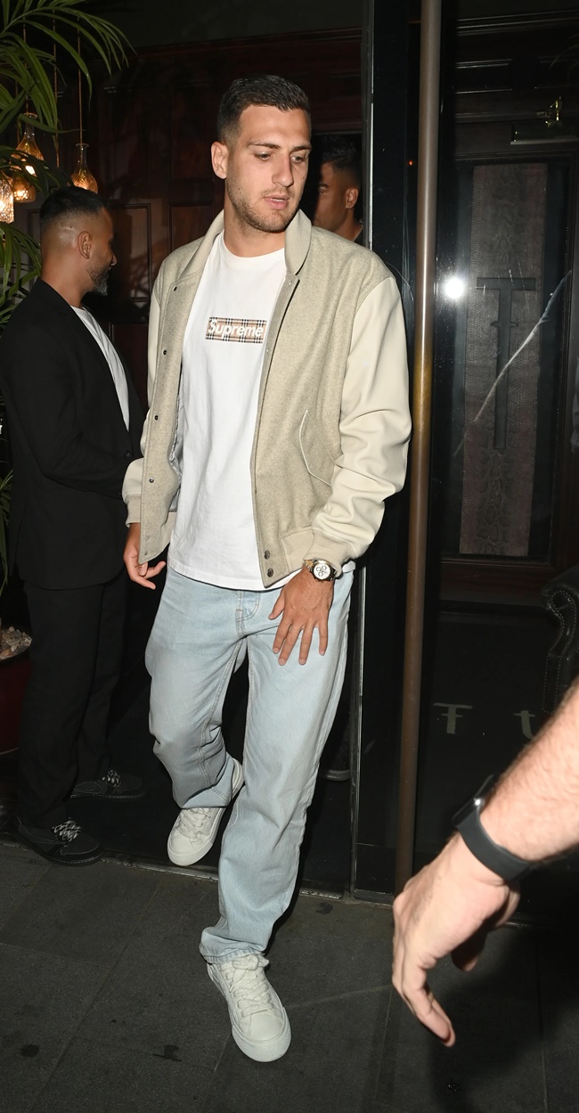 Diogo Dalot tận hưởng buổi tối vui vẻ của mình.