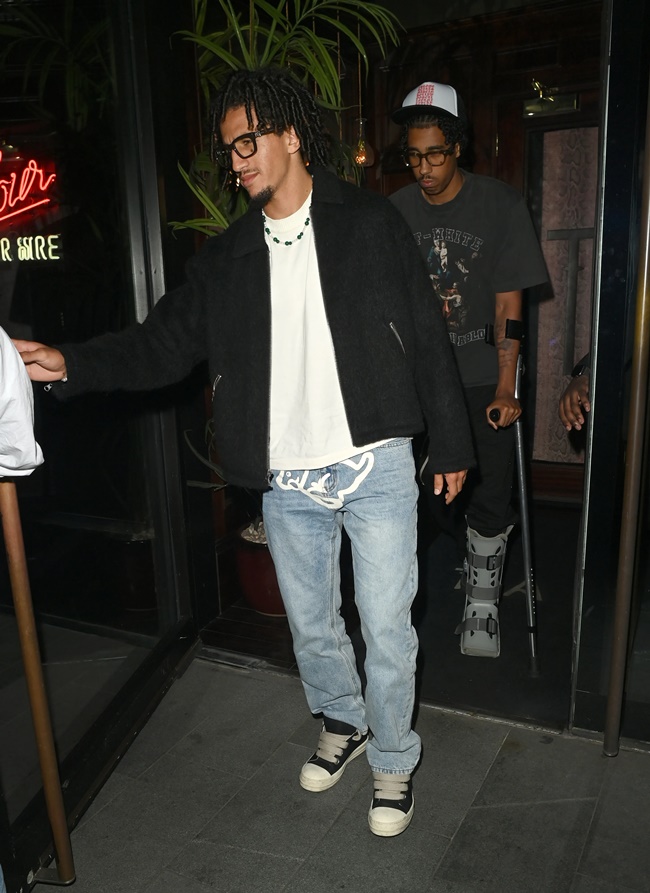 Hannibal Mejbri cùng đồng đội đi ăn tối.