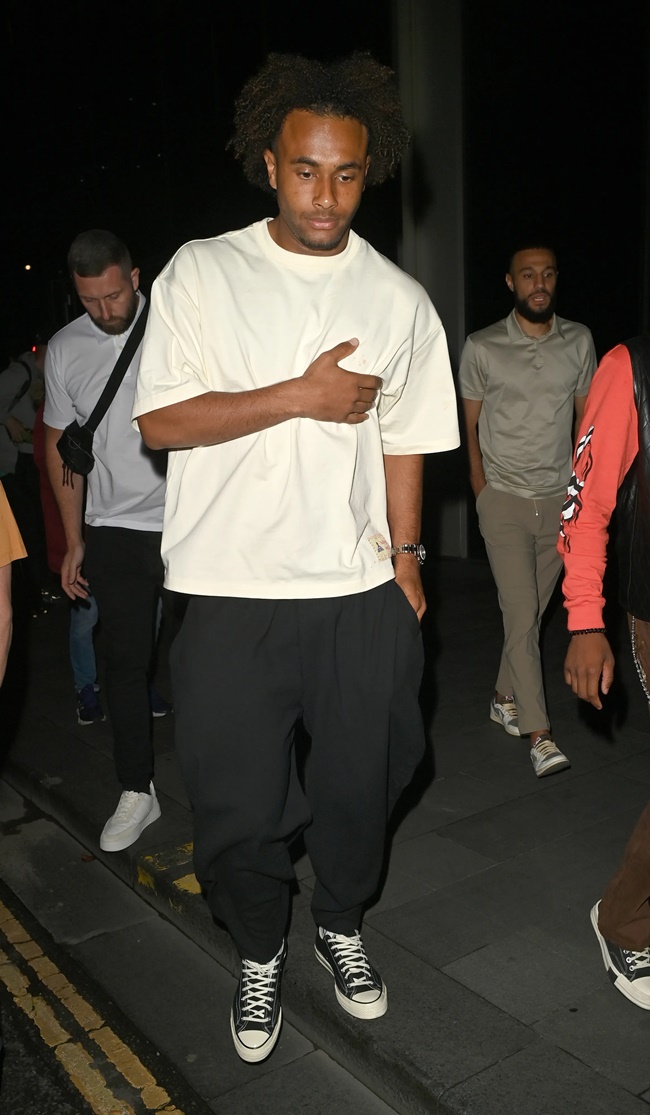 Joshua Zirkzee tận hưởng buổi tiệc đầu tiên tại CLB mới. Anh sẽ thoải mái ăn tại nhà hàng Tattu.