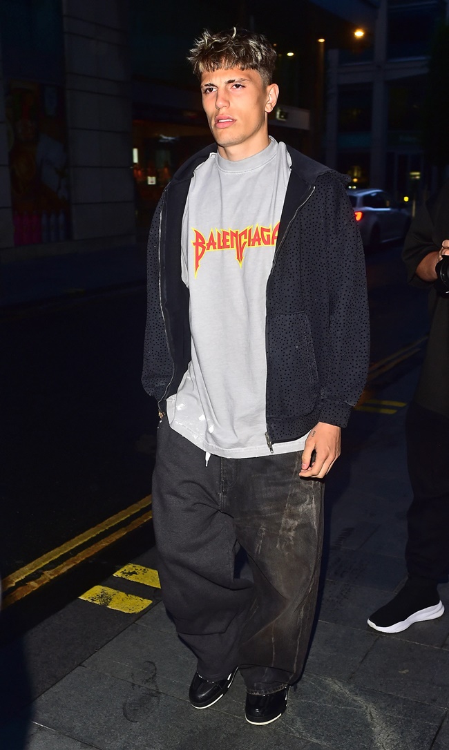 Noussair Mazraoui tận hưởng trải nghiệm đầu tiên về cuộc sống về đêm ở Manchester.