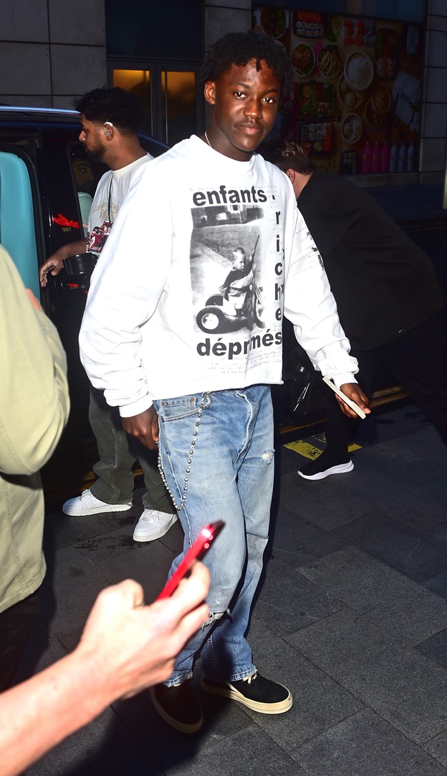 Kobbie Mainoo cũng xuất hiện chung vui.