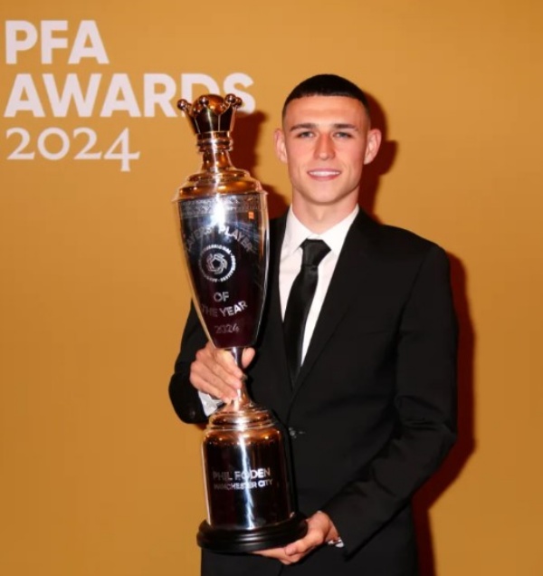 Màn thể hiện ấn tượng giúp Phil Foden nhận giải Cầu thủ xuất sắc nhất mùa 2023/2024 của PFA.