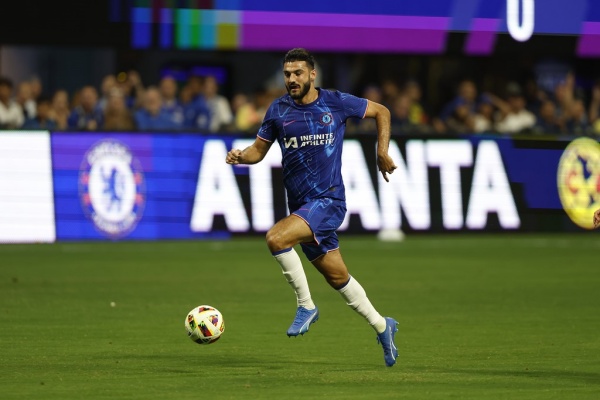Broja trong màu áo Chelsea.