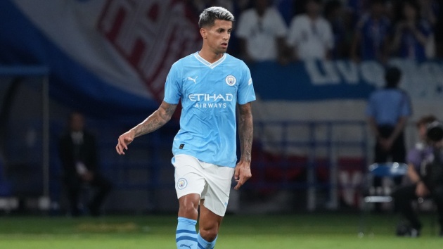 Nếu vẫn muốn đến Barca, Cancelo phải giảm lương.