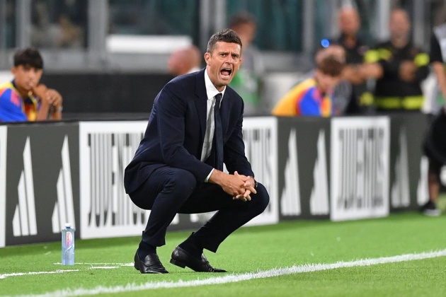 HLV Motta lịch lãm bên ngoài đường pitch.