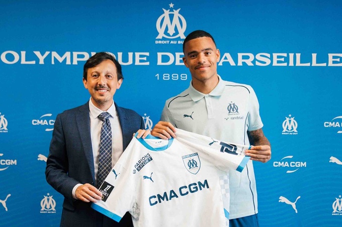 Marseille chiêu mộ Mason Greenwood với giá hơn 30 triệu euro phí chuyển nhượng. Man Utd kèm điều khoản nhận thêm 50% số tiền nếu Marseille bán Greenwood trong tương lai. "Quỷ đỏ" buộc phải bán Greenwood khi vấp phải làn sóng phản đối gay gắt ở Anh.