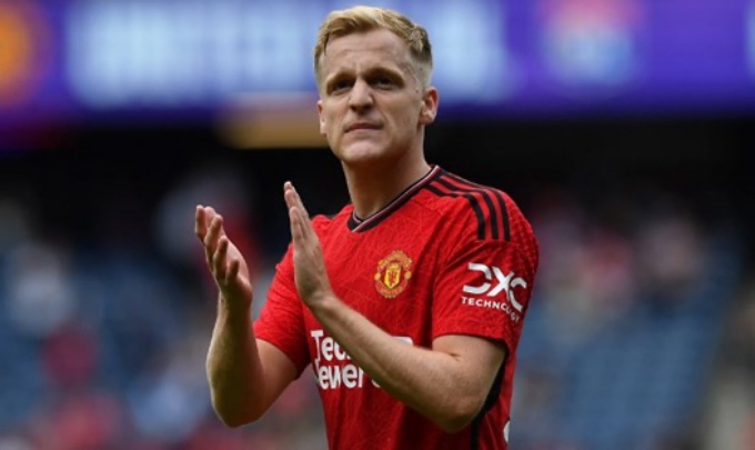 MU bán Donny van de Beek cho Girona với giá 500.000 euro. Tiền vệ người Hà Lan đặt bút ký vào bản hợp đồng có thời hạn đến tháng 6/2028. "Quỷ đỏ" cài điều khoản nhận được phần trăm số tiền Girona bán Van de Beek trong tương lai. Các điều khoản bổ sung dễ dàng mang lại cho MU 4-5 triệu euro.