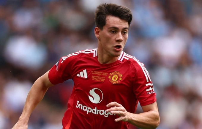 Facundo Pellistri đồng ý rời Manchester United để gia nhập Panathinaikos. Thương vụ này sắp hoàn tất. Anh mang về cho Manchester United khoản phí chuyển nhượng 6 triệu euro.