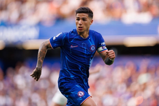 Chelsea bị chỉ trích vì trao băng đội trưởng cho Enzo Maresca.