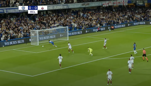 Ngay đầu hiệp một, Marc Guiu đã có pha xử lý thông minh để vượt qua thủ môn đối phương. Đáng tiếc, anh mất đà và không thể đưa bóng vào lưới trống.