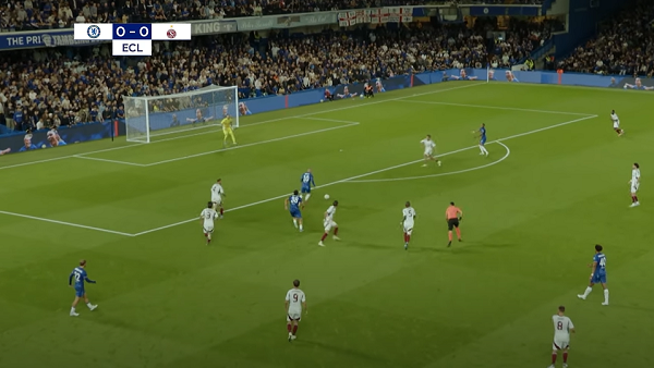 Ít phút sau, Chelsea có pha phối hợp đập thẳng trung lộ ấn tượng.