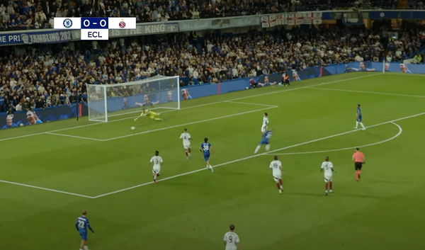 Đáng tiếc, ở ly chỉ chừng hơn 10m, Mykhaylo Mudryk lại dứt điểm không trúng khung thành.