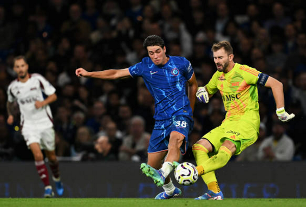 Dẫu vậy, nó chưa phải là pha bỏ lỡ đáng tiếc nhất của trận đấu. Phút 53, từ nỗ lực áp sát, Marc Guiu cướp bóng thành công từ trong chân của thủ thành Jeremy Frick.