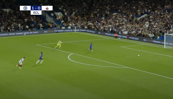 Bóng bật ra thuận đà di chuyển của tân binh Chelsea.