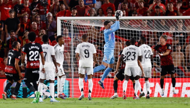 Trong khung gỗ chắc chắn vẫn là thủ thành Thibaut Courtois. Người luôn là lựa chọn số một của chiến lược gia nước Ý. Trước Mallorca, Courtois đã có đến 4 pha cứu thua, 3 trong số đó diễn ra trong vòng cấm.