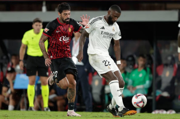 Vị trí trung vệ lệch trái tiếp tục do Antonio Rudiger đảm nhiệm. Dù phần nào mắc sai lầm trong bàn thua trước Mallorca, trung vệ 31 tuổi vẫn là sự lựa chọn đáng tin cậy.