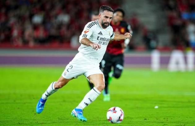 Vai trò hậu vệ phải chắc chắn do Dani Carvajal đảm nhiệm. Ở trận Mallorca, đội trưởng Real vẫn lên công về thủ đều đặn và gần như đá thay vai trò của Rodrygo mỗi khi tiền đạo người Brazil di chuyển lệch về trung tâm. Có lẽ vì vậy đã khiến Carvajal sớm kiệt sức và dẫn đến một số pha phạm lỗi không đáng có trong hiệp hai.