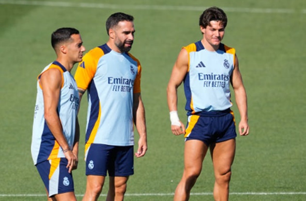 Sự thay đổi đầu tiên của Ancelotti đến ở cánh đối diện. Fran Garcia sẽ được lựa chọn thay thế Ferland Mendy do hậu vệ người Pháp phải nhận thẻ đỏ trực tiếp trước Mallorca.