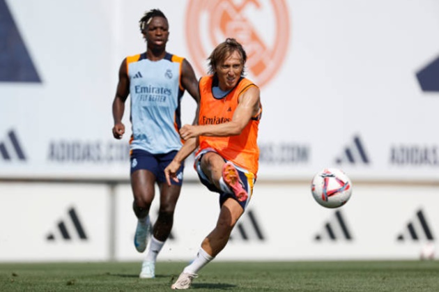Sự thay đổi thứ hai đến từ chấn thương của Jude Bellingham. Luka Modric nhiều khả năng sẽ được xếp đá chính thay thế cho ngôi sao người Anh. Jude sẽ phải ngồi ngoài đến cuối tháng 9 và Modric đủ khả năng gánh vác sự sáng tạo nơi tuyến giữa Real Madrid.