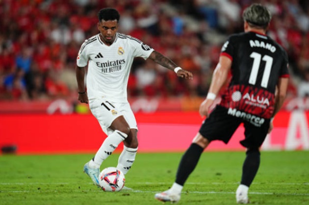 Ở phía đối diện đương nhiên là Rodrygo. Người chơi hay nhất ở trận ra quân La Liga của Real Madrid với 1 pha lập công.