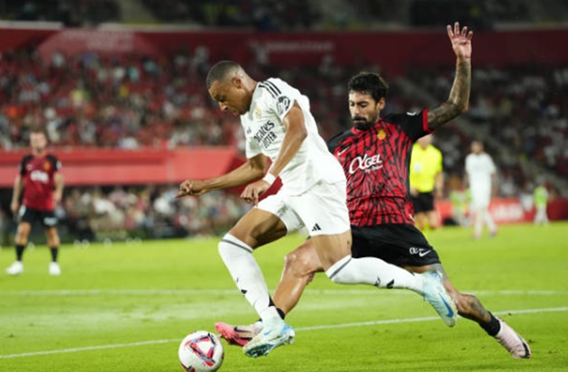 Vị trí tiền đạo cắm không ai khác ngoài Kylian Mbappe. Tuy chưa có sự ăn ý cao nhất với các đồng đội nhưng chân sút người Pháp vẫn tạo ra được những cơ hội nguy hiểm từ cánh trái, nơi anh tung ra hai cú sút trúng đích và chỉ thiếu chút may mắn để có bàn thắng.