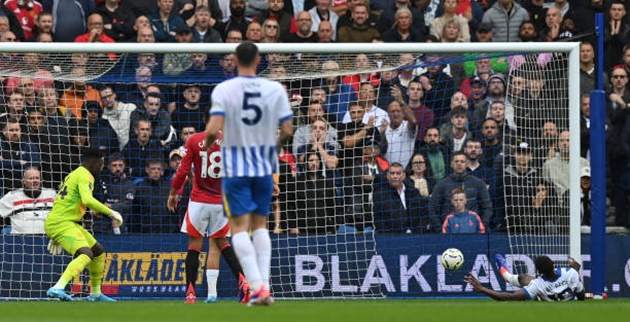Danny Welbeck mở tỷ số cho Brighton trong trận đấu với M.U.