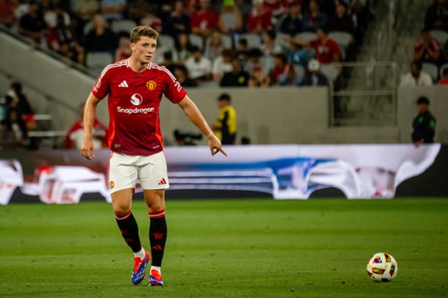 Manchester United bán đứt Will Fish.