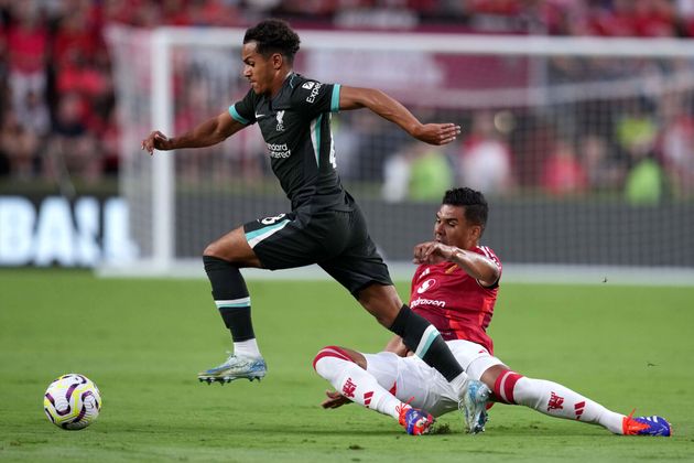 Tài năng trẻ Fabio Carvalho và tình huống vượt qua Casemiro trong trận đấu tiền mùa giải hè vừa rồi.