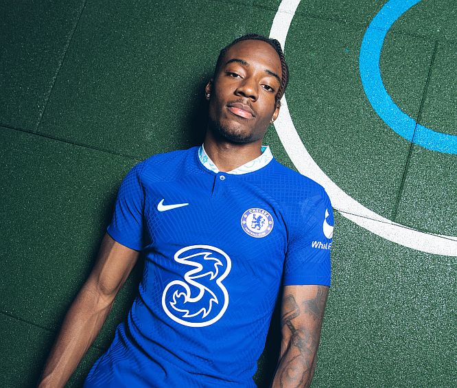 Madueke tỏa sáng ở trận đấu Wolves.