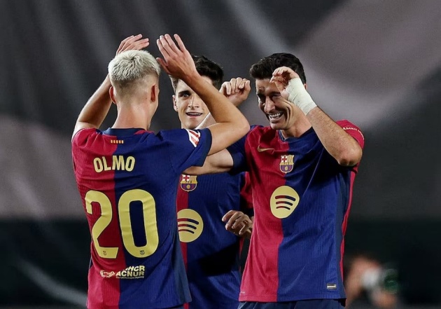 Robert Lewandowski chúc mừng Olmo có một màn ra mắt quá ấn tượng.